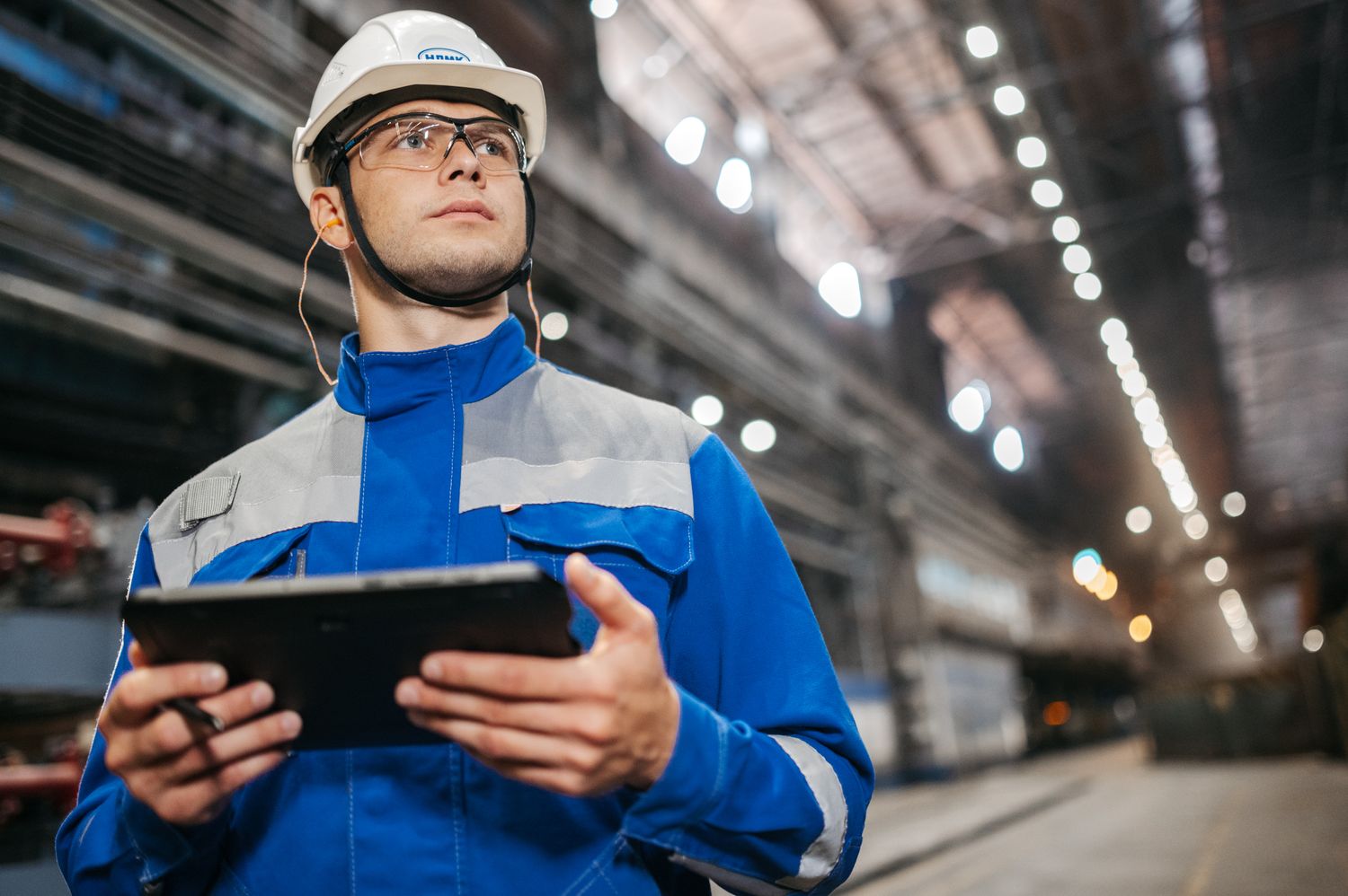 Responsable de operaciones revisando pedidos, stock y entregas en tiempo real con Rowan Tech desde una tablet, en planta